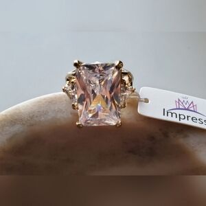 Beautiful Clear Crystal Stretch Ring - Gold Tone